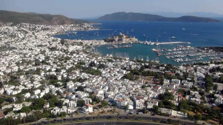 Muğla’da kıyı yerleşimi, liman ve körfezin havadan görünümü