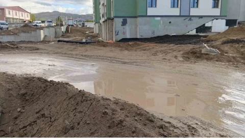 Muradiye’de toplu konut inşaatı iki lisenin yolunu çamura çevirdi