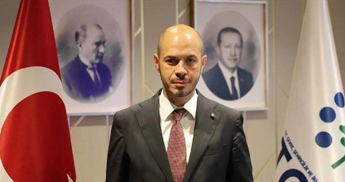 TOKİ Başkanı Mustafa Levent Sungur, Türk bayrağı ve kurum bayrağı önünde