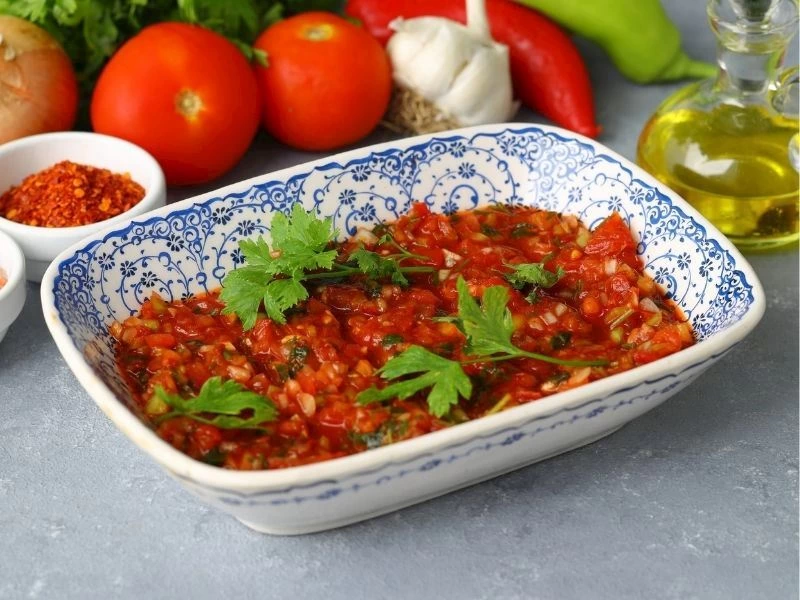 Domates, biber ve yeşilliklerle hazırlanan nar ekşili acılı ezme