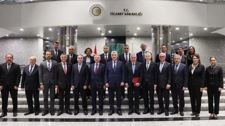 Ticaret Bakanlığı binasının önünde toplantıya katılan grup