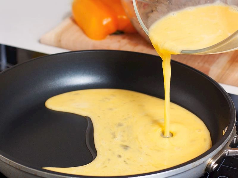 Çırpılmış yumurtanın tavaya dökülerek omlet hazırlanması