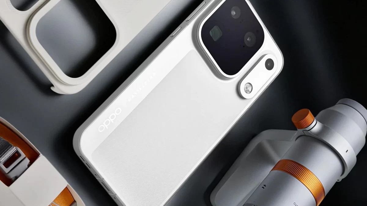 Beyaz renkli Oppo akıllı telefonun arka yüzü ve kamera modülü