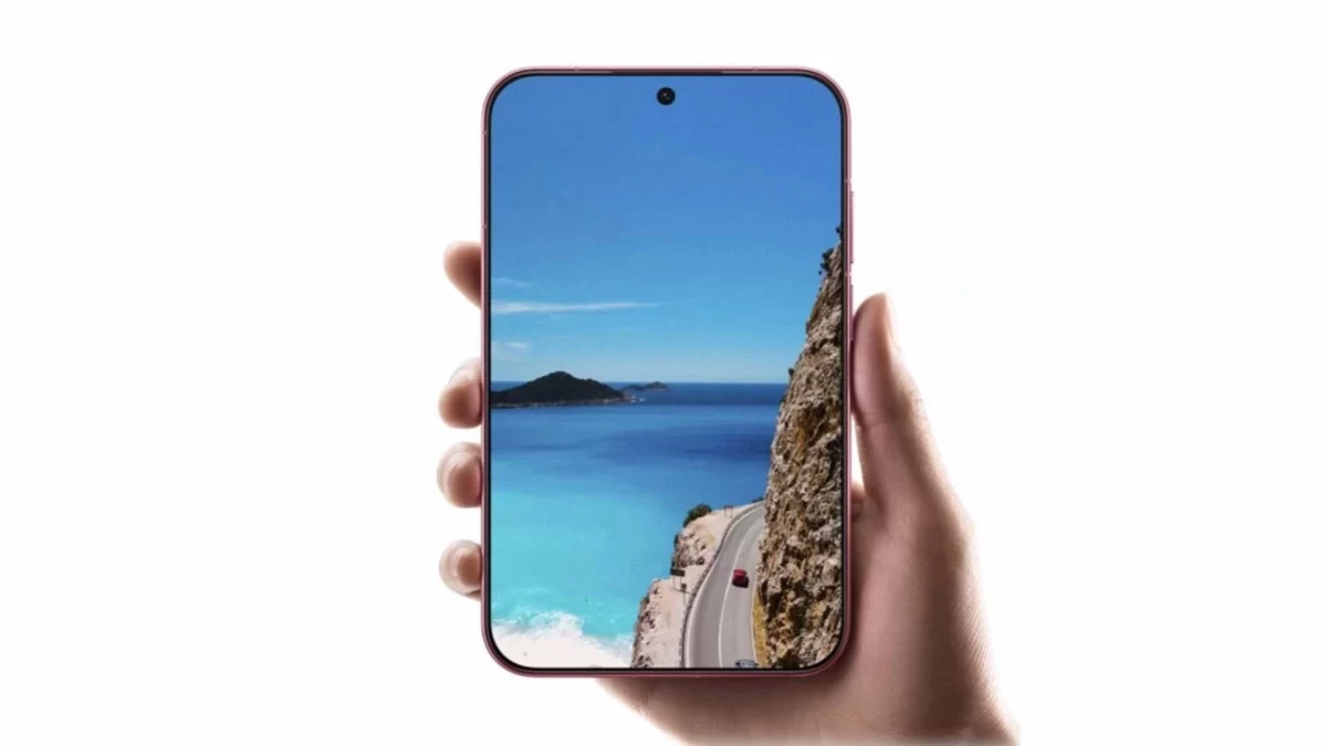 Ekranında deniz ve kıyı manzarası görünen bir akıllı telefon elde tutuluyor.