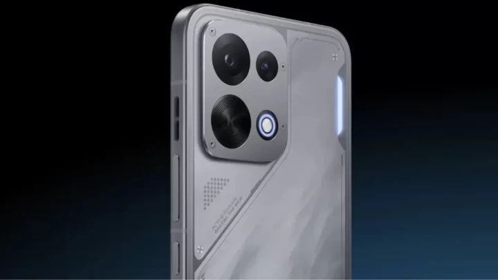Gri renkli bir akıllı telefonun arka yüzü ve kamera modülü