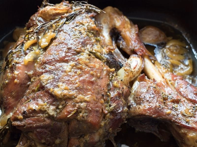 Otlarla birlikte pişmiş kemikli et
