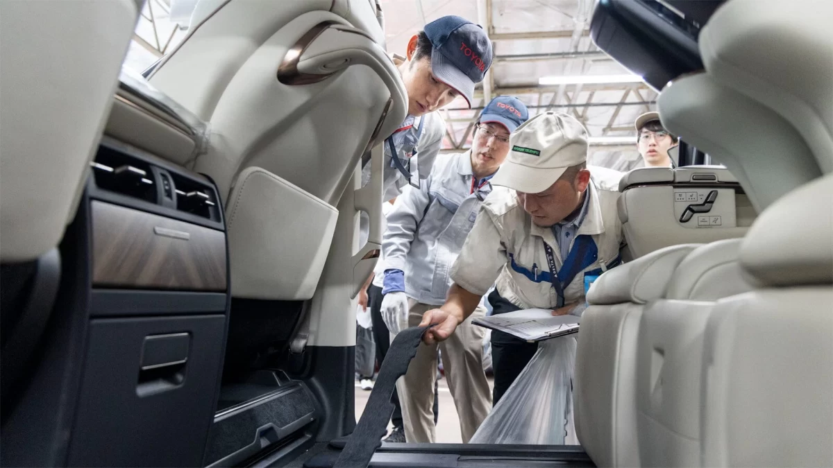 Çalışanlar otomobilin iç bölümünde inceleme yapıyor