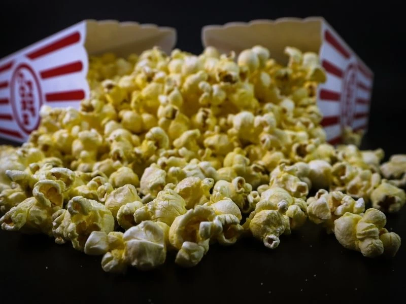 Sinema tipi kutuların önünde sarı tonlu patlamış mısırlar