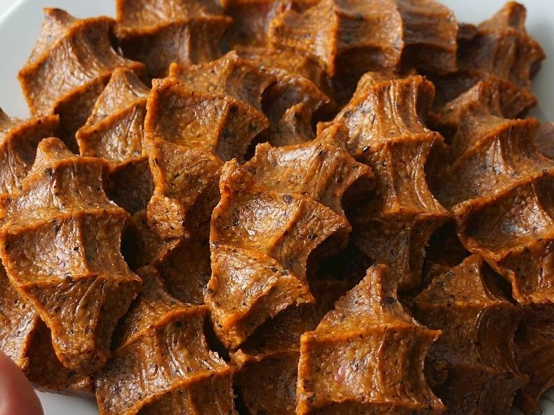 Yakından görülen, sıkılarak şekillendirilmiş çiğ köfteler