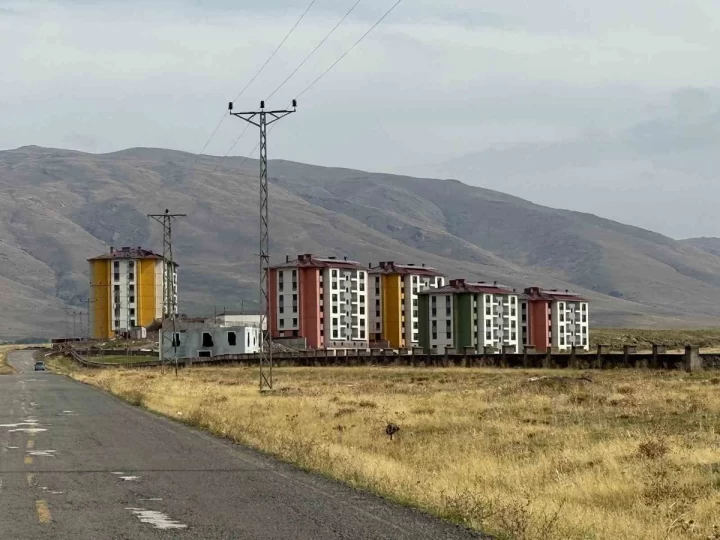 Ağrı’nın Patnos ilçesinde yapımı süren TOKİ konutları