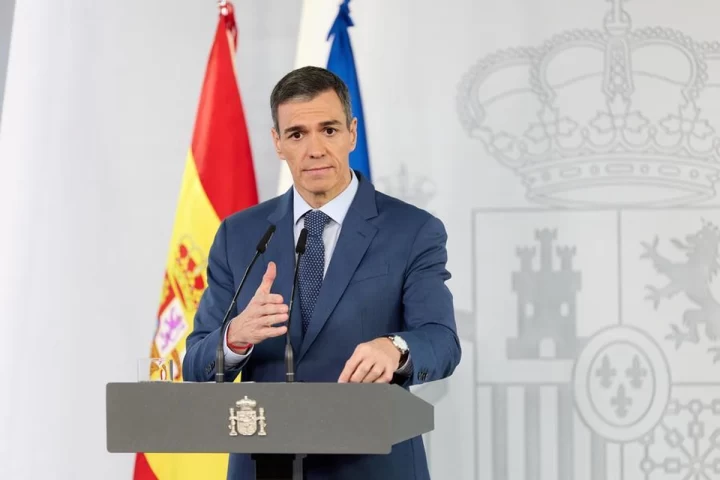 İspanya Başbakanı Pedro Sanchez kürsüde açıklama yaparken