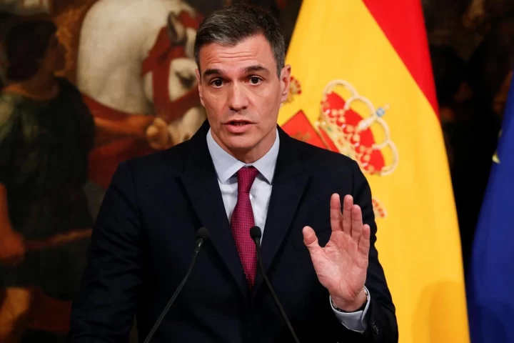 İspanya Başbakanı Pedro Sánchez, İspanya bayrağının önünde konuşurken