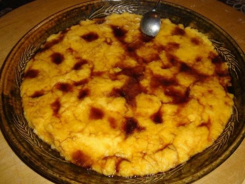 Tereyağı ve pekmezle sunulmuş kaçamak