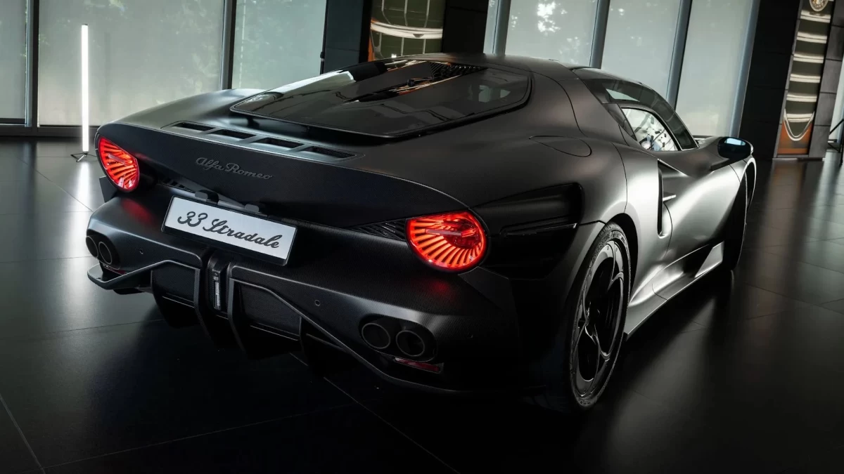 Alfa Romeo 33 Stradale Perla Nera’nın arka ve tavan tasarımı