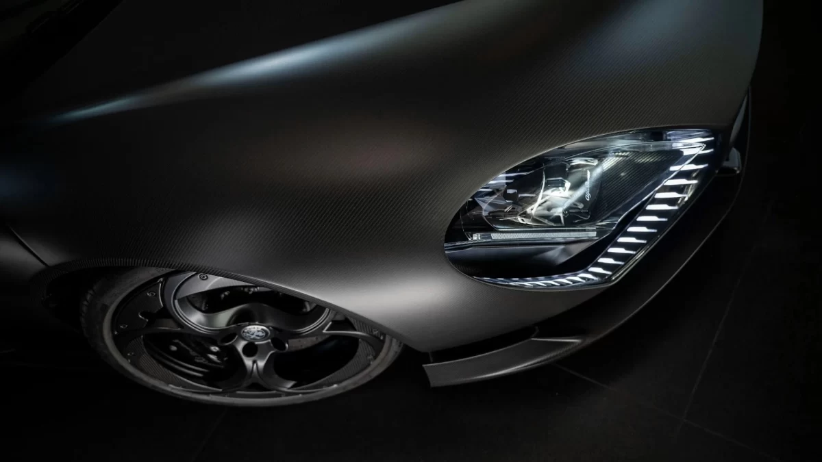 Alfa Romeo 33 Stradale’nin farı ve ön tekerleğinin yakın planı