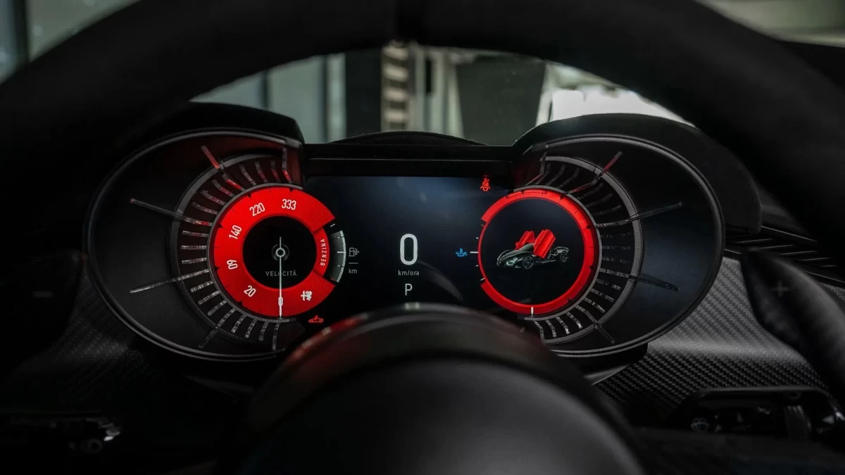 Alfa Romeo 33 Stradale’nin kırmızı aydınlatmalı gösterge paneli