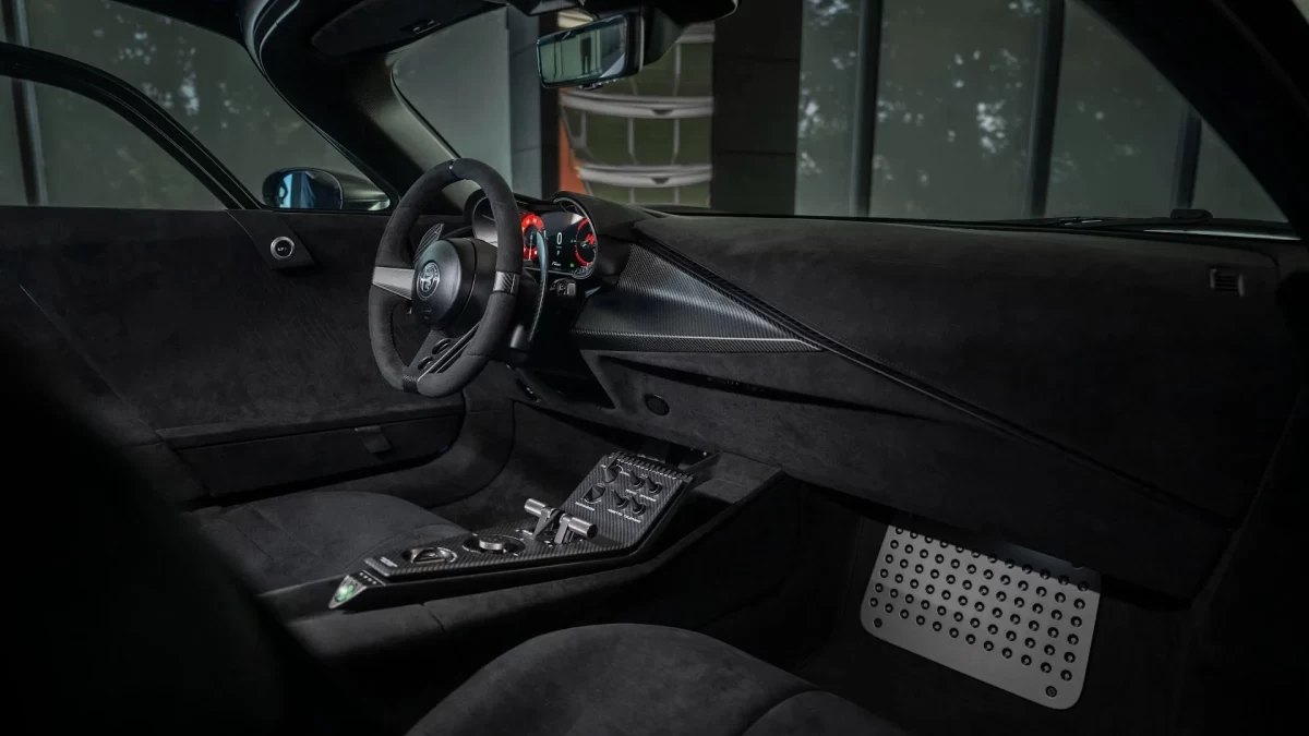 Alfa Romeo 33 Stradale Perla Nera’nın siyah iç mekânı ve kokpiti