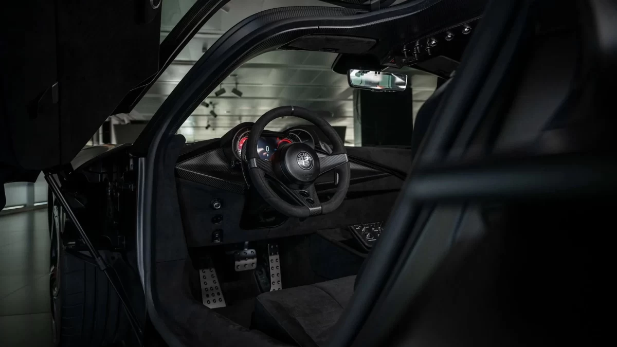 Açık kapıdan görünen Alfa Romeo 33 Stradale kokpiti