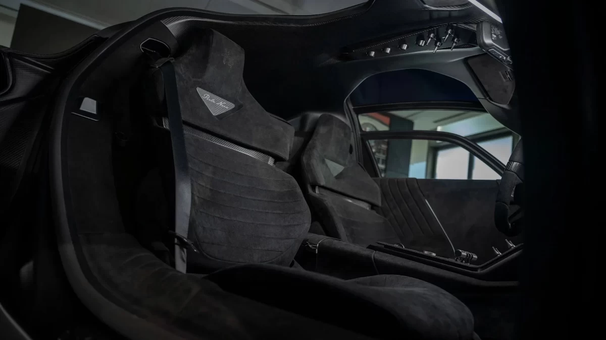 Alfa Romeo 33 Stradale’nin siyah Alcantara kaplı koltukları