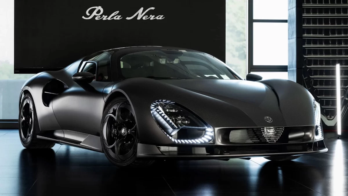 Perla Nera yazısının önünde mat siyah Alfa Romeo 33 Stradale