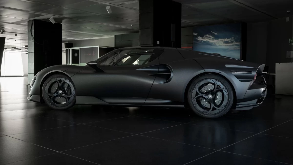 Alfa Romeo 33 Stradale Perla Nera’nın yandan görünümü