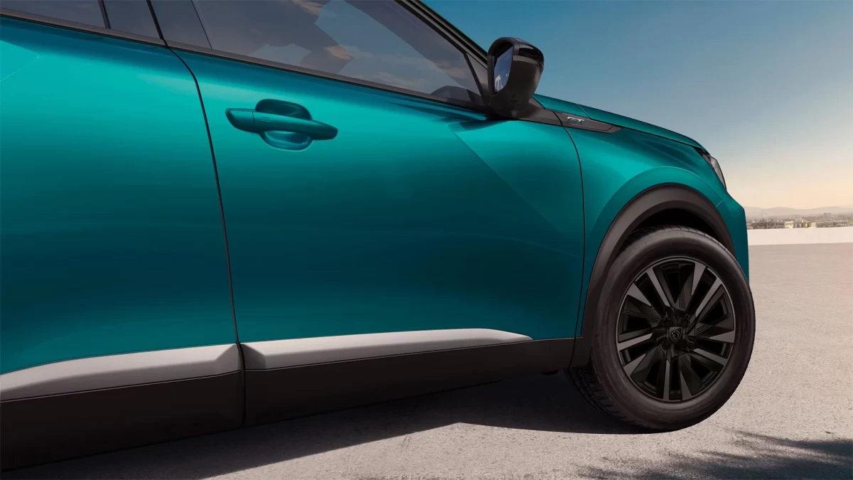 İyonya Mavi Peugeot 2008’in yan gövde ve ön tekerlek bölümü