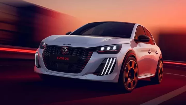 Peugeot E-208 GTi’nin önden üç çeyrek görünümü