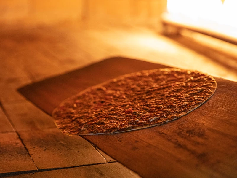 Taş fırın tabanında pişen lahmacun