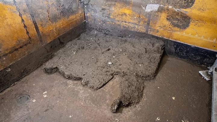 Pompei’deki bir evde ortaya çıkarılan, toprağa gömülü dolabın kalıntıları