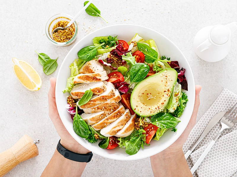 Tavuk, avokado ve sebzelerle hazırlanmış salata tabağı