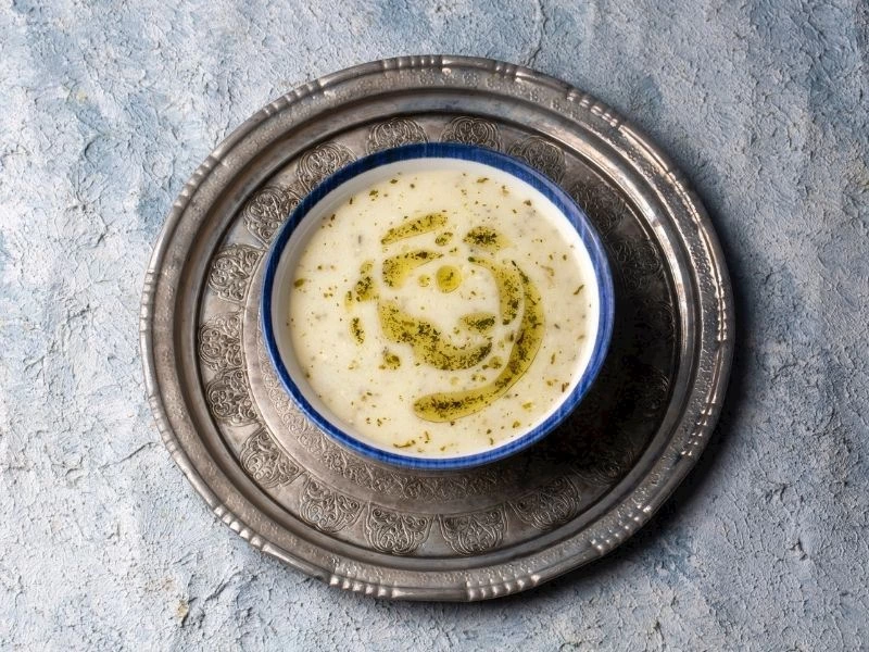 Tereyağlı nane gezdirilmiş pratik yayla çorbası