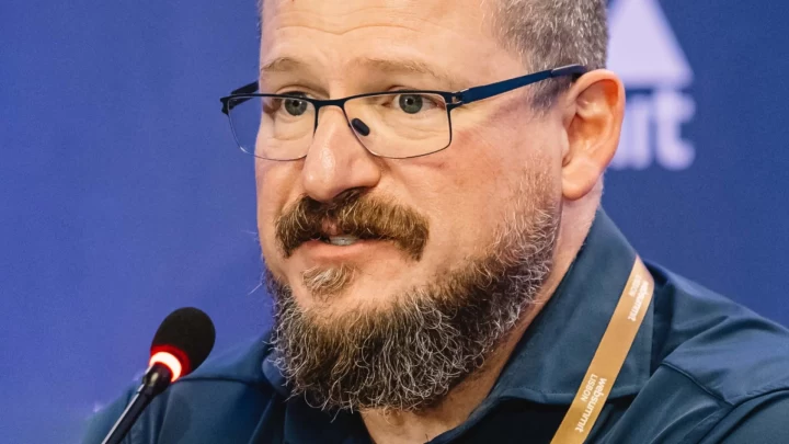 Qualcomm CEO’su Cristiano Amon bir mikrofonun önünde konuşurken