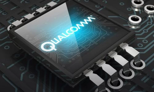 Qualcomm logosu bulunan bir çip ve devre kartı görseli