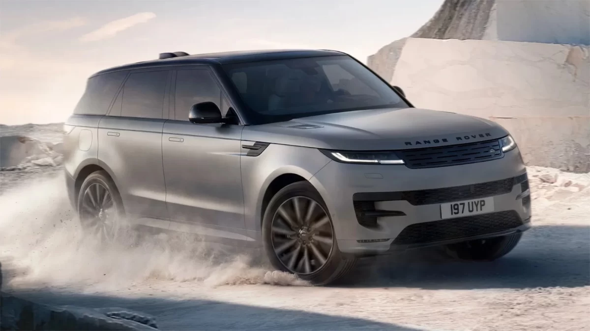 Gri Range Rover Sport kayalık arazide ilerliyor