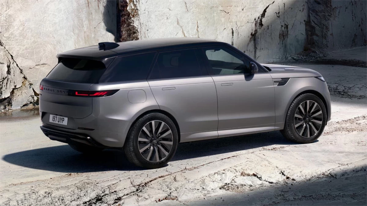 Gri Range Rover Sport’un arkadan çapraz görünümü