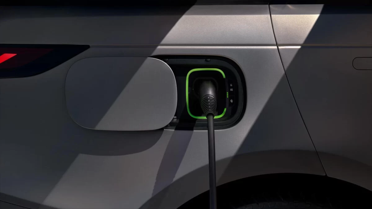 Elektrikli Range Rover Sport’un şarj kablosu takılı şarj bağlantısı