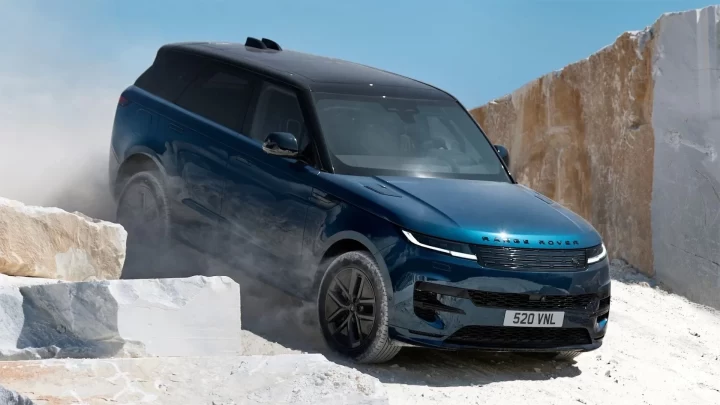 Mavi Range Rover Sport Electric, kayalık ve karlı bir arazide ilerliyor
