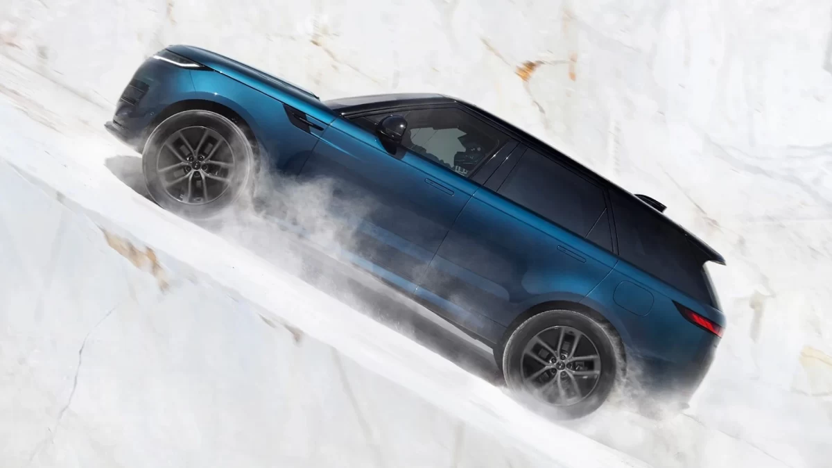 Mavi Range Rover Sport Electric karlı yokuşu tırmanıyor