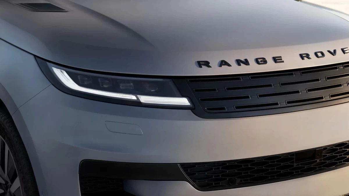 Range Rover Sport’un ön farı ve ön ızgarasının yakın planı