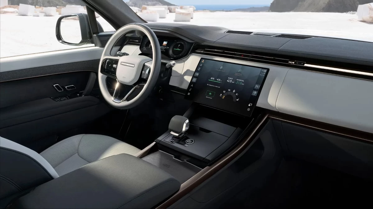 Range Rover Sport’un ön konsolu, direksiyonu ve orta ekranı