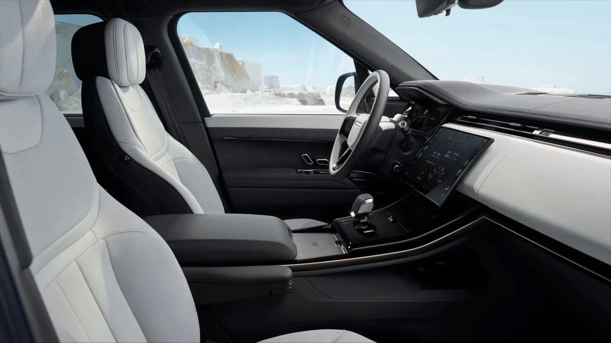 Range Rover Sport’un açık renkli ön koltukları ve kabini