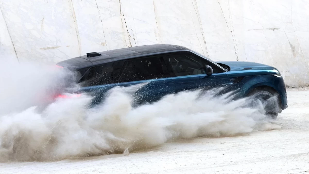 Mavi Range Rover Sport tozlu arazide ilerliyor