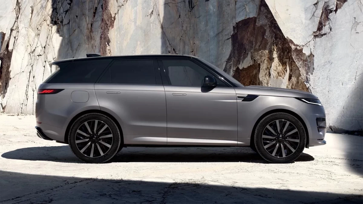 Gri Range Rover Sport’un yandan görünümü