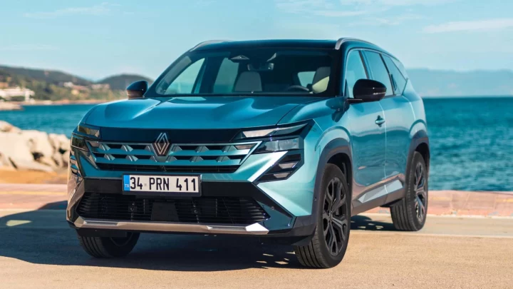 Sahil yolunda park hâlindeki mavi Renault SUV