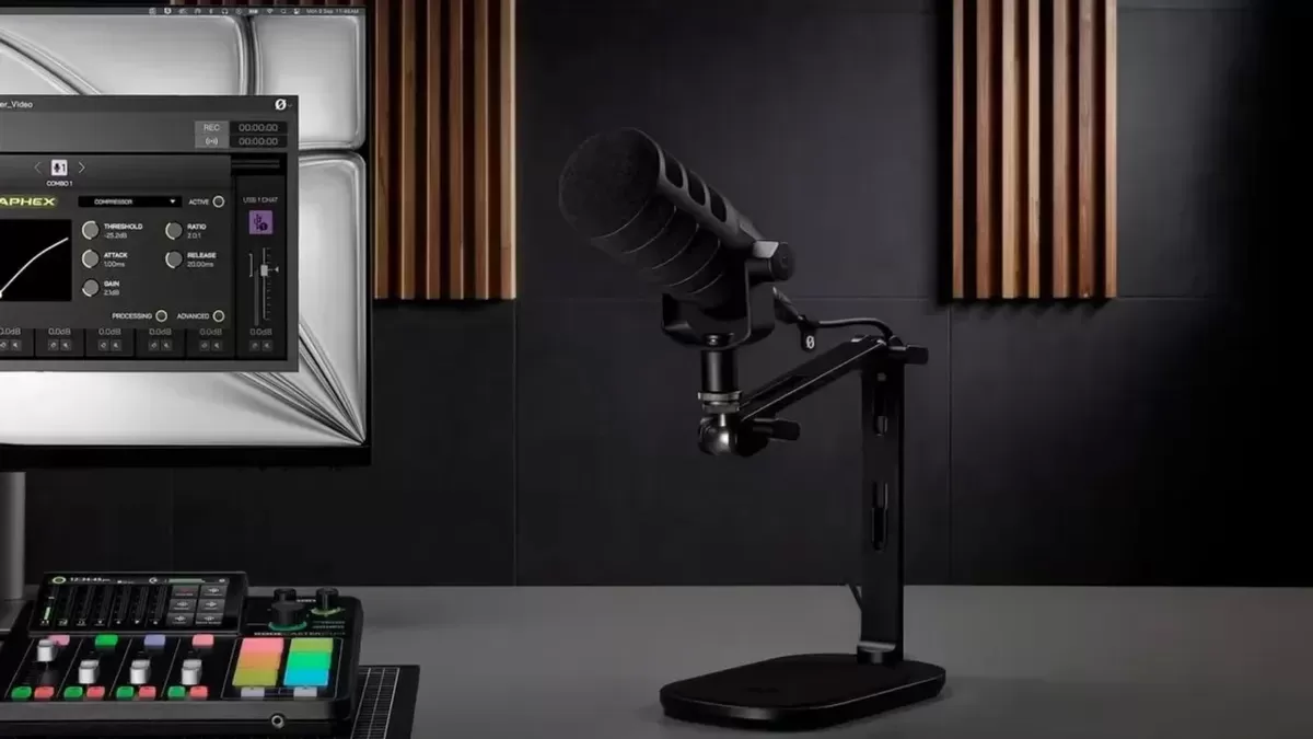 Masaüstünde mikrofon takılı RØDE DS3 standı