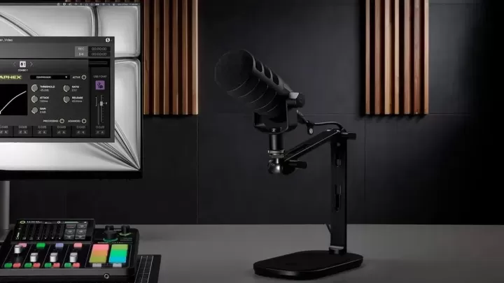 Masaüstünde mikrofon takılı RØDE DS3 standı