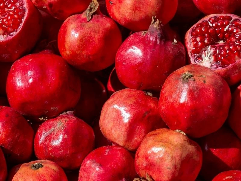 Bütün ve kesilmiş narların bir arada bulunduğu narlar