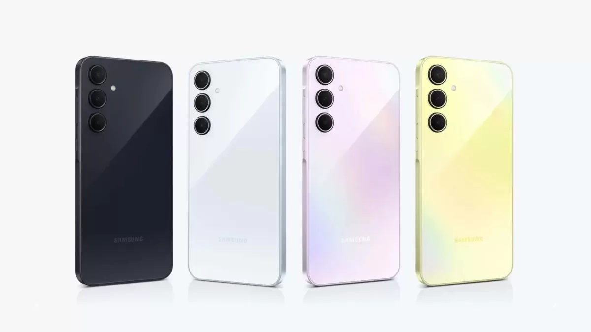 Siyah, beyaz, pembe ve sarı renklerde dört Samsung akıllı telefonun arka yüzü