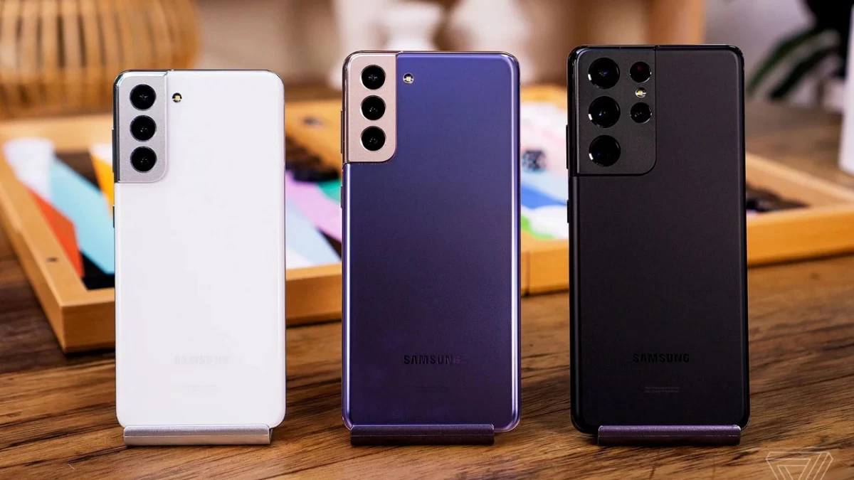 Yan yana sergilenen üç Samsung Galaxy telefon