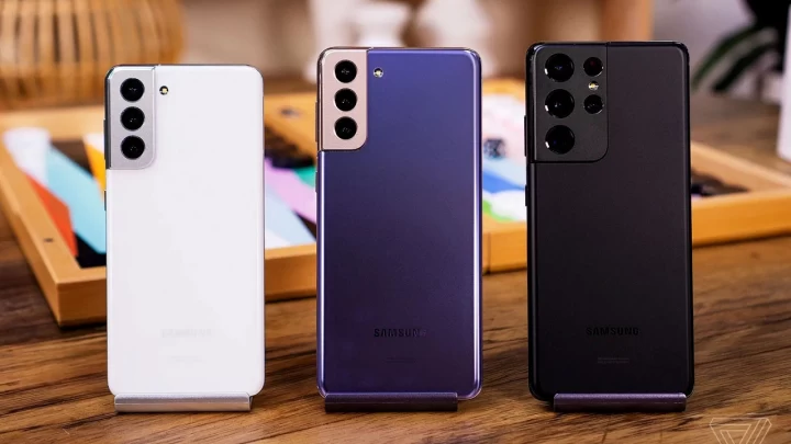Yan yana sergilenen üç Samsung Galaxy telefon